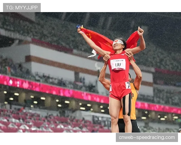 特写镜头：一位盲人球迷在志愿者的解说下“观看”整场德甲比赛