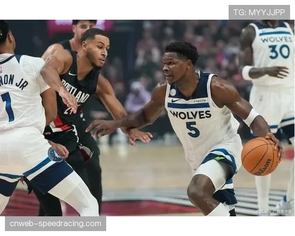 特写：爱德华兹隔扣后指向观众席，点燃标靶中心球馆